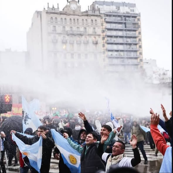 progresista20's tweet photo. @elespectador Honoris causa al que tiene a su país así?
Que premio tan degradado. https://t.co/2xKESFSqJx