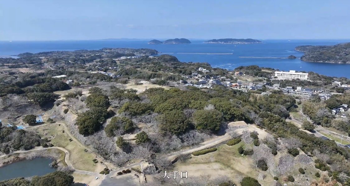 NPOBOUSAI's tweet photo. 佐賀県立名護屋城博物館にて「名護屋城跡」の美しいドローン映像が、館内にて一般公開されることと���りました。
当法人の佐藤顧問（神奈川大学名誉教授）のご協力（空撮、編集）のもと、名護屋城跡をはじめとする歴史的景観を、ドローンの視点で丁寧に撮影した映像です。 1階・来館者休憩スペースのモニターにて、統合版の動画が放映され���います。
博物館の窓から見える実際の名護屋城跡を背景に、映像が流れる配置となっており、天気が良ければ「博物館 → 映像 → 実物の城跡」と、まるで時空を越えて歴史を感じられるような特別な体験をお楽しみいただけます。
ぜひこの機会に、佐賀県唐津市にある佐賀県立名護屋城博物館へ足をお運びいただき、 豊臣秀吉が朝鮮出兵の拠点とした特別史跡・名護屋城跡の壮大な姿を、ドローン空撮ならではの視点でお楽しみください。

＃ドローン免許センター横浜　＃ドローン国家資格