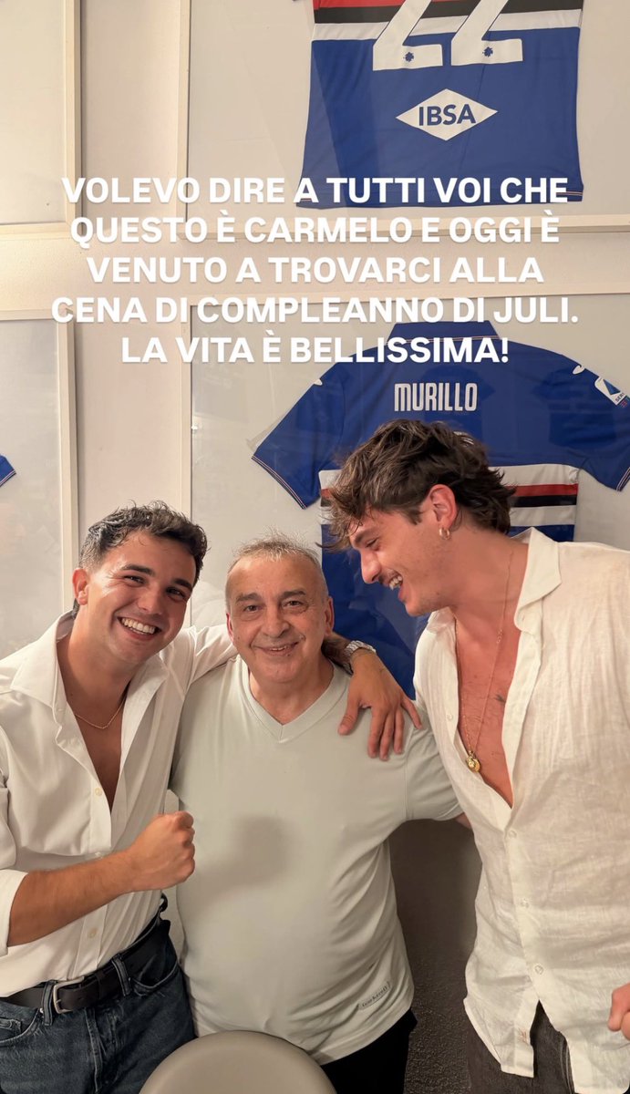 ayoitssfraa's tweet photo. non riesco a non notare altro oltre al fatto che abbiamo finalmente ottenuto la camicia bianca anche se a vacanza finita https://t.co/e8hlZr2xb1