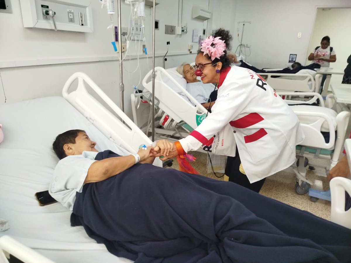 IESSGuayas's tweet photo. En el @IESSGuayas estamos convencidos que las sonrisas son una gran terapia. 

El Hospital General Milagro recibió la visita especial de Narices Rojas Medical Clowns, quienes recorrieron nuestras distintas áreas brindando apoyo emocional profesional, respetuoso y responsable a nuestros pacientes y personal. 🏥