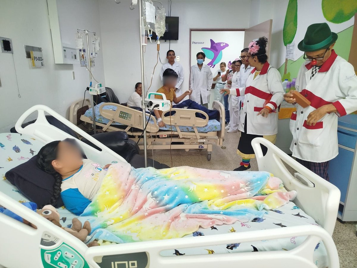 IESSGuayas's tweet photo. En el @IESSGuayas estamos convencidos que las sonrisas son una gran terapia. 

El Hospital General Milagro recibió la visita especial de Narices Rojas Medical Clowns, quienes recorrieron nuestras distintas áreas brindando apoyo emocional profesional, respetuoso y responsable a nuestros pacientes y personal. 🏥