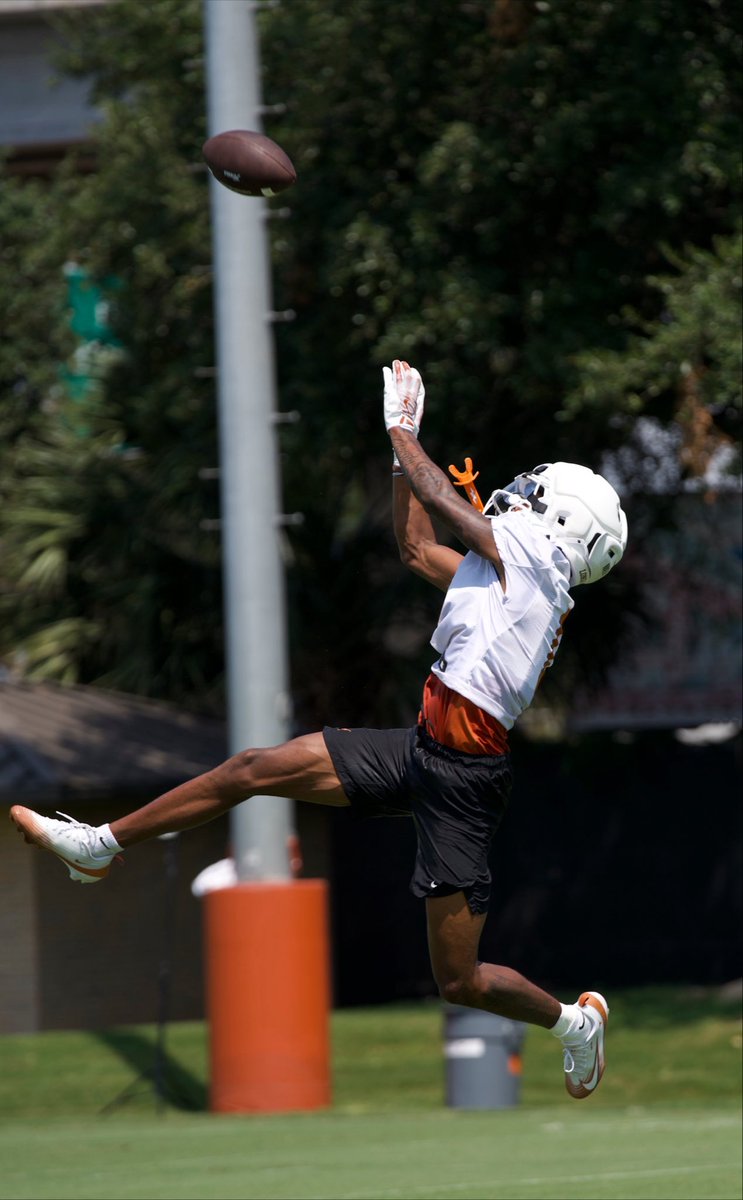 tbhorka's tweet photo. High-point action from Texas freshman John Meredith III. Kid is still supposed to be in high school. Athlete. @InsideTexas https://t.co/zfjBRI7nsX