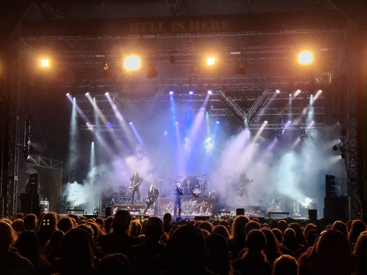 kopptisch's tweet photo. Dark Funral sind ziemlich tight, Gitarren leider zu leise. Trotzdem schon guter Gig und Sänger sichtlich bemüht, zwischen elitärer Pose und nahbarer Publikumsmitnahme zu schwanken. #psoa https://t.co/v76jPWYvpr