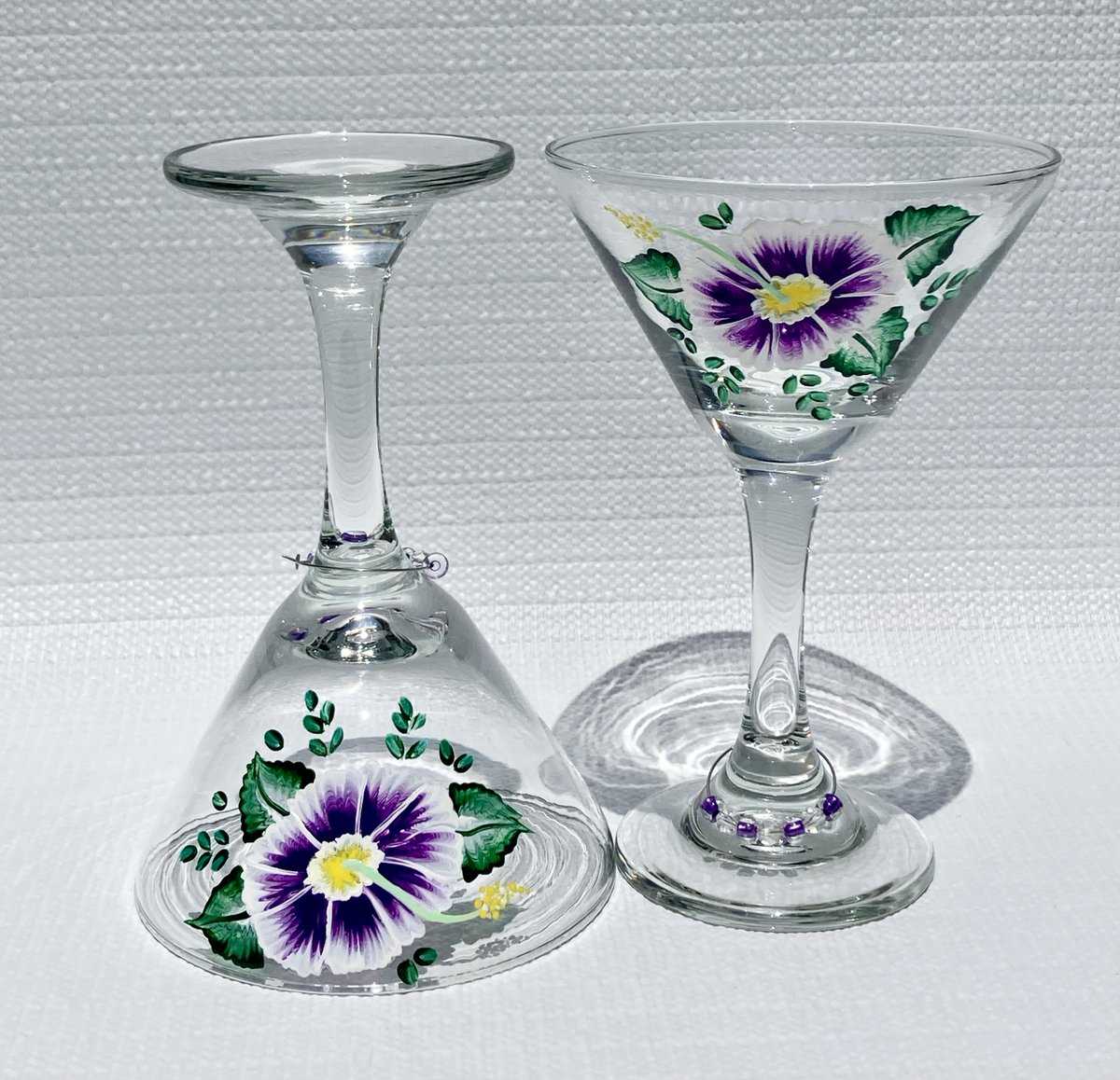 LPaintitpretty's tweet photo. Great gift idea https://t.co/g9rbrqSYw8 #giftidea #martinis #cocktails #SMILEtt23 #etsyfinds #shopsmall #art #paintedglass #craftbizparty #shamelessselfpromotionFriday https://t.co/L1U7LSvRLy