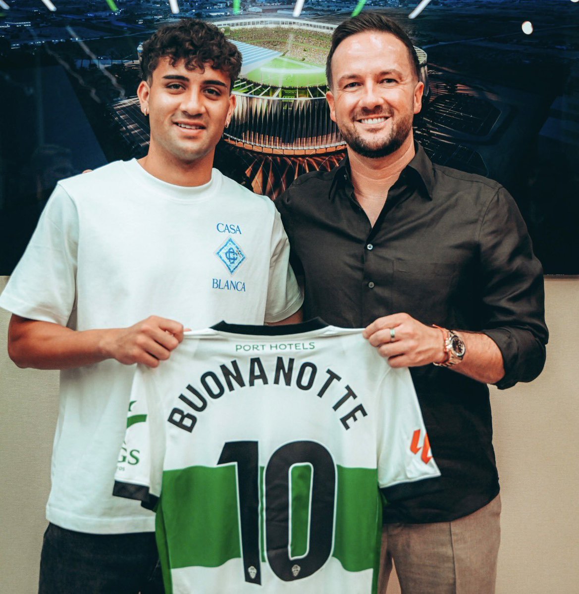 fhd100__'s tweet photo. 🟢⚪️🔟 OFFICIAL: Facundo Buonanotte joins Elche
Loan deal from Brighton.
No buy option included.
Elche hand Facu the No.10 shirt 🇦🇷
Here he is with agent Bereit.
Big season loading for Elche 👇
#ElcheCF #Buonanotte #Brighton #LaLiga https://t.co/inj3dA5THS