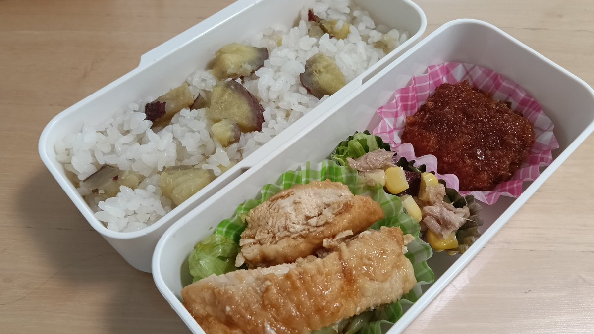 ueda08811494's tweet photo. # 今日のお弁当🍱
おはようございます！
いよいよ今日は長女の県大会！
ソース勝つに油淋鶏（鶏勝つ）！
私は今日から夏季休暇ですが午前中はお仕事(^_^;)💦長女の演奏は夕方なので応援駆けつけまっす！
さぁみんな今日もガンバ👊💪🎉 https://t.co/6y9wTaRCGe