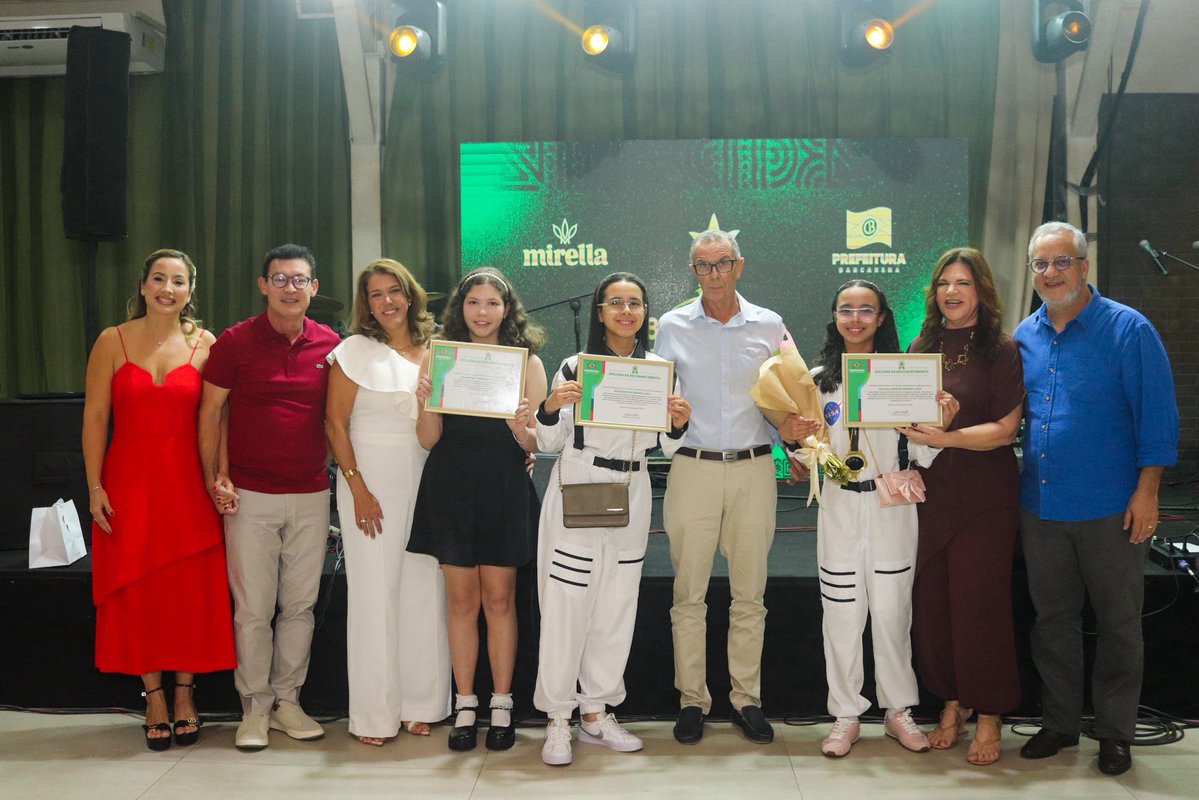 PrefBarcarena's tweet photo. A Prefeitura de Barcarena homenageou três estudantes do município que se destacaram em uma competição internacional realizada em Nova York, nos Estados Unidos. A homenagem ocorreu durante a final do Concurso Gastronômico do Festival do Abacaxi e reconheceu o desempenho das jovens https://t.co/kdg17Q4MuH
