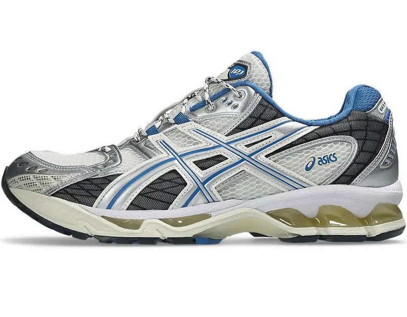 GunzoPostRoad's tweet photo. @Tyzillatyzilla Give or take a few details and this is virtually the same shoe. Nothing ground breaking or redefining sneakers. Just another pair of runners https://t.co/TXuC7eBRsy
