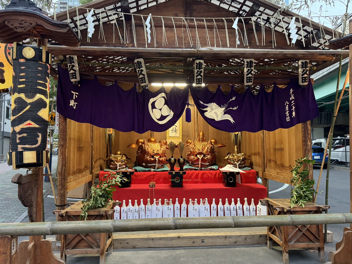 ryuche78's tweet photo. なんとなんと!!
着いてビックリ…
提灯だらけの街並み😳!!

朝からお祭り騒ぎ💦
3年に1度の住吉神社の
本祭りでした😳❤️

佃住吉神社の神様の使い
鷺がわざわざお迎えに
来て下さいました(^-^)/☀️

教えてくれて有難うね。 https://t.co/K5dHUPPW9q