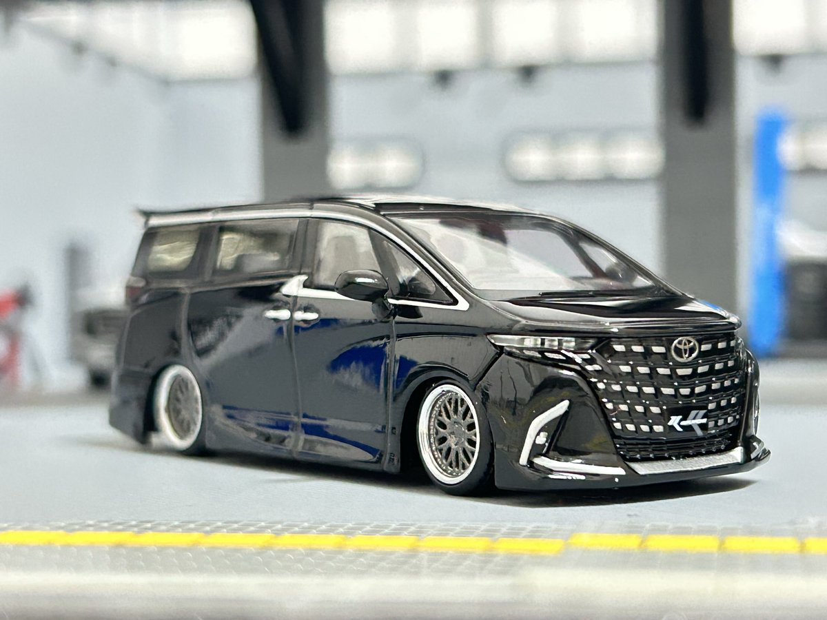 takkyminicar's tweet photo. MINIGT Toyota アルファード 40 KUHL ブラックが届きました!
思ってた3倍くらい車高が低くかっこよすぎる。。他メーカーのアルヴェルより出来が良い気がします。他メーカーはサイドから見たヘッドライトが垂れ目ぎみが多い。
#mingt
#トミカ
#ミニカー
#アルファード
#kuhl
#alphard https://t.co/uvSdpy42Jz