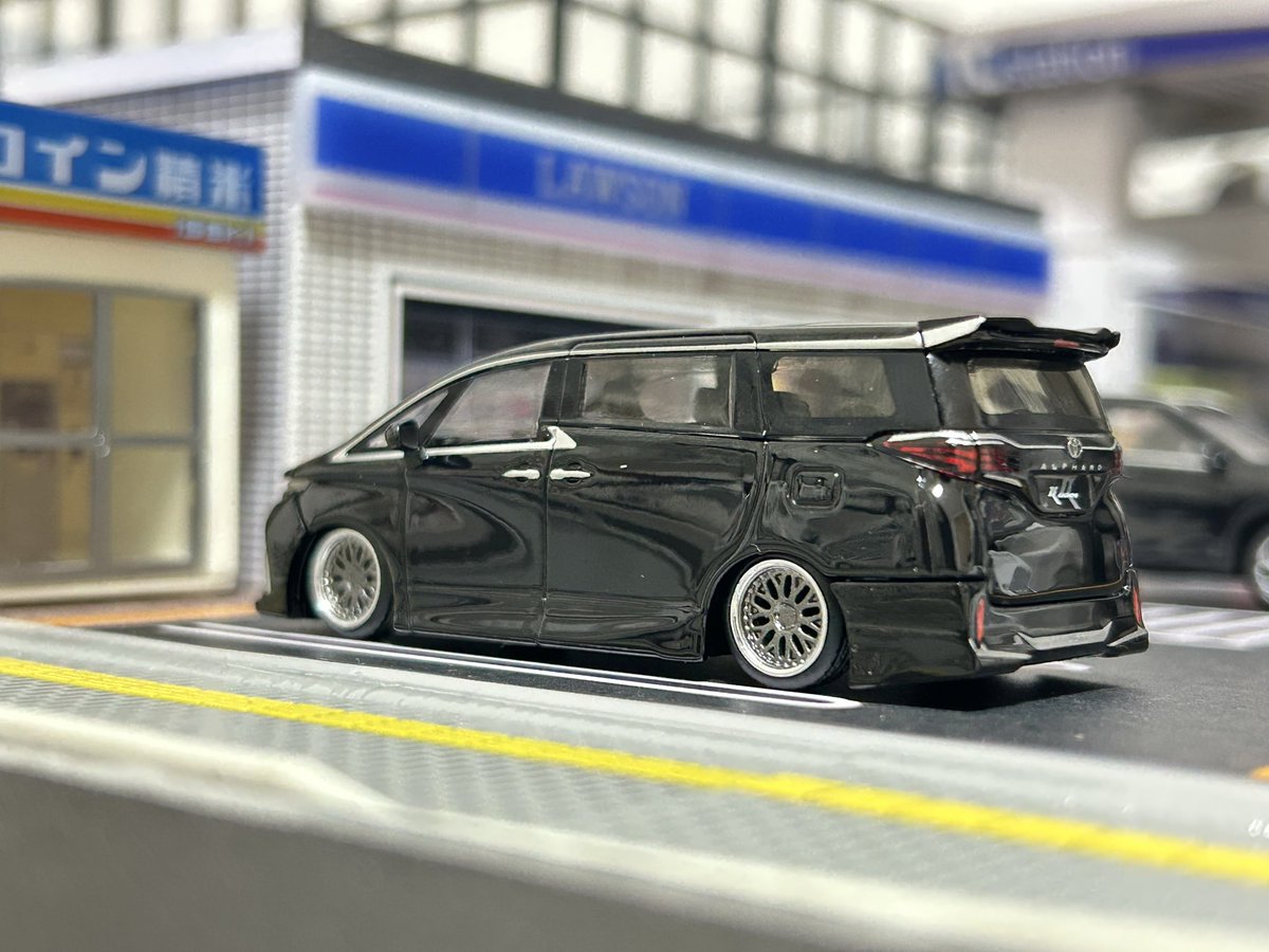 takkyminicar's tweet photo. MINIGT Toyota アルファード 40 KUHL ブラックが届きました!
思ってた3倍くらい車高が低くかっこよすぎる。。他メーカーのアルヴェルより出来が良い気がします。他メーカーはサイドから見たヘッドライトが垂れ目ぎみが多い。
#mingt
#トミカ
#ミニカー
#アルファード
#kuhl
#alphard https://t.co/uvSdpy42Jz