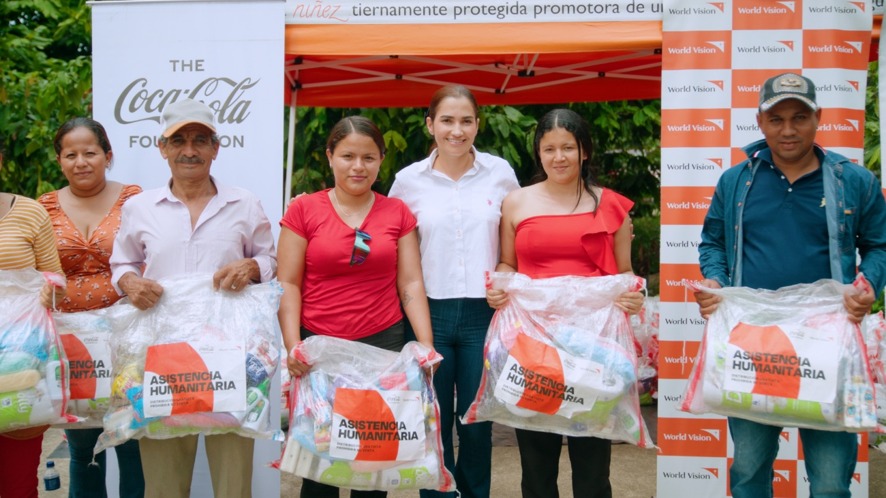 acamiloponcet's tweet photo. Respuesta humanitaria impulsada por World Vision Ecuador, con el apoyo de The Coca-Cola Foundation, para brindar asistencia a cerca de 6.000 personas afectadas por la temporada de lluvias en las provincias de Esmeraldas, Los Ríos y Manabí. @CocaCola https://t.co/sFEimfSeTK