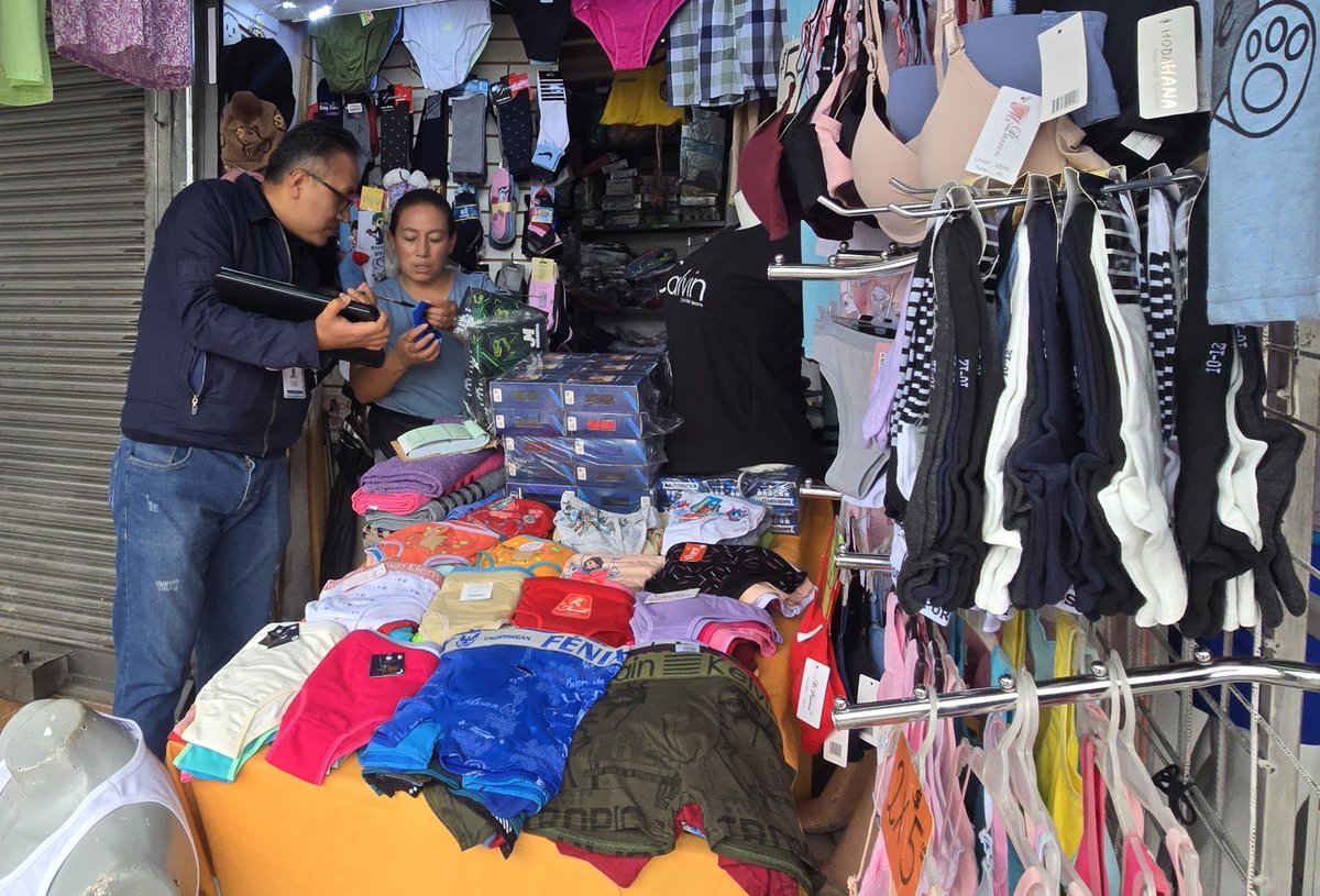 VeronicaDavilaV's tweet photo. El #SRIZona3 ejecutó un operativo de control en mercados y centros comerciales de Ambato, para verificar el cumplimiento de deberes formales por parte de quienes expenden productos por la temporada escolar, en apoyo a la iniciativa  #AmbatoCompraFormal de la @CCAambato https://t.co/DrujvzcTlM