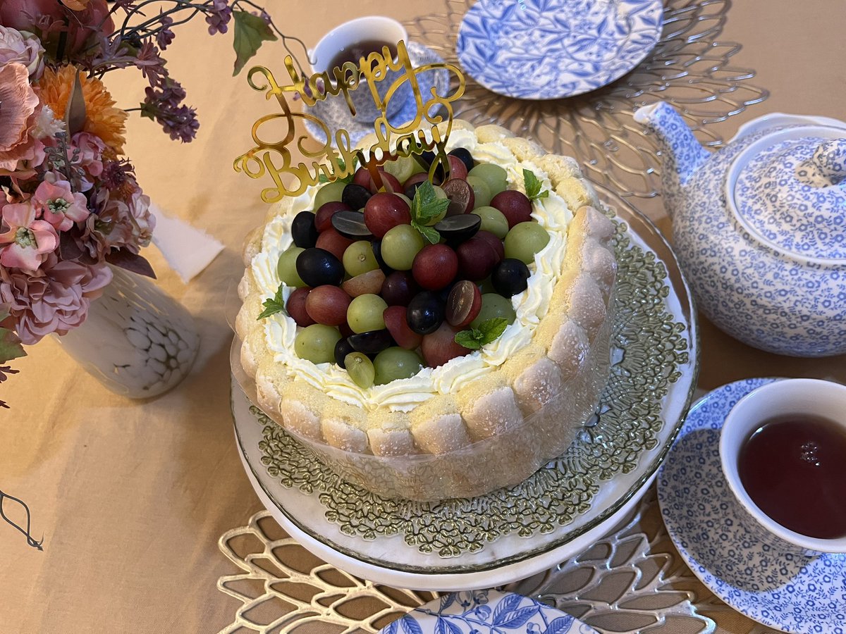 hrk811uk's tweet photo. 夫の誕生日（4月）に私がいなかったからリクエストされていたケーキを今更作った🎂
フルーツ盛り盛りがいい！ってことだったから3種葡萄のシャルロットケーキ🍇
中は葡萄のコンポートゼリーとムースの二層仕立て！
久しぶりにホールケーキ作るの楽しかったので私も大満足🫶 https://t.co/7zOBkk9EnL