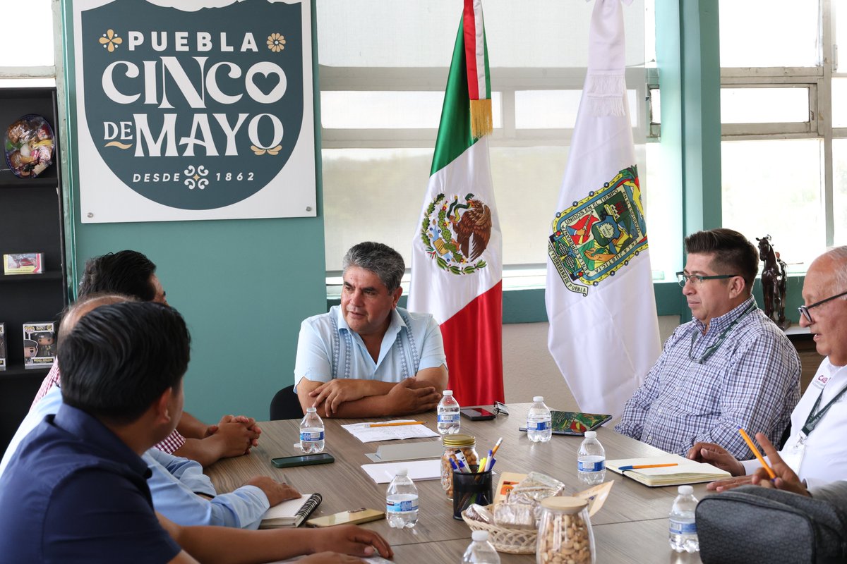 CAPCEEGobPue's tweet photo. El director general de #CAPCEE, Alejandro Loranca, sostuvo una reunión con el alcalde de #Tecamachalco, Mateo Hernández, para trabajar en proyectos de obra educativa para estudiantes de este municipio.
Así, mantenemos la coordinación con gobiernos municipales #PorAmorAPuebla. https://t.co/p7hmNYrWEE