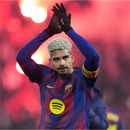 Mercado_Ingles's tweet photo. 🚨🇺🇾 𝗨𝗟𝗧𝗜𝗠𝗔 𝗛𝗢𝗥𝗔 Liverpool y Barcelona llegan a un acuerdo por el traspaso de Ronald Araujo (27) en calidad de CEDIDO esta temporada. [Fabrizio Romano] https://t.co/ntBRCsyiKb