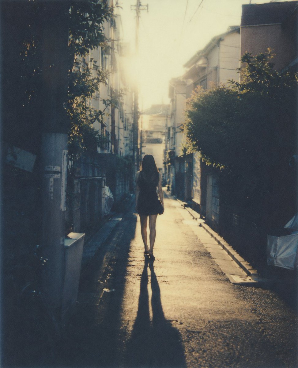 pnuv_ut's tweet photo. 休日の朝。
どこへも急がない光の中を歩く。
#TokyoMorning #WeekendMorning #MorningLight #MoodyPortrait #CinematicPhotography #休日の朝 #路地裏 #GoodMorning https://t.co/dgpTIh2Bsi