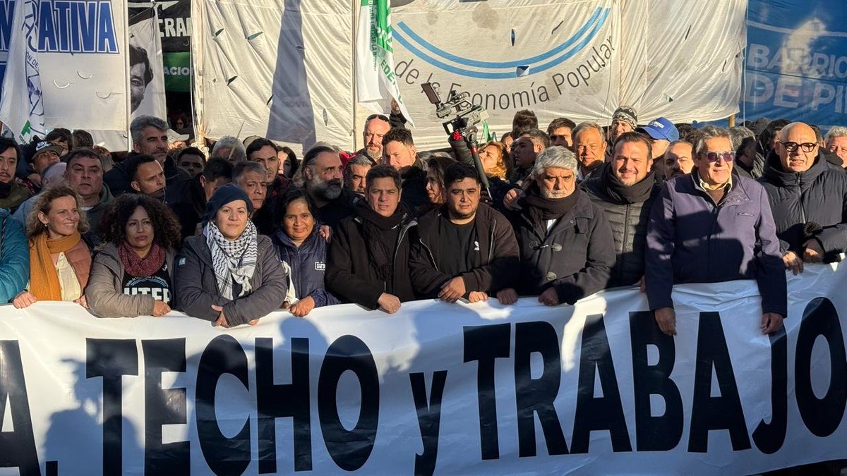 CascallaresPJ's tweet photo. ¡SAN CAYETANO, INTERCEDE ANTE DIOS POR PAN, PAZ Y TRABAJO!

Con mucha emoción esta mañana estuvimos en Liniers participando junto a @Kicillofok y a miles de fieles de la Misa que celebró el Arzobispo de Buenos Aires, Jorge Ignacio García Cuerva, en el histórico Santuario de San Cayetano.

#SanCayetano
#7DeAgosto