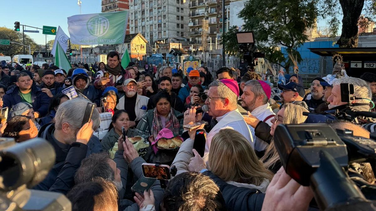 CascallaresPJ's tweet photo. ¡SAN CAYETANO, INTERCEDE ANTE DIOS POR PAN, PAZ Y TRABAJO!

Con mucha emoción esta mañana estuvimos en Liniers participando junto a @Kicillofok y a miles de fieles de la Misa que celebró el Arzobispo de Buenos Aires, Jorge Ignacio García Cuerva, en el histórico Santuario de San Cayetano.

#SanCayetano
#7DeAgosto