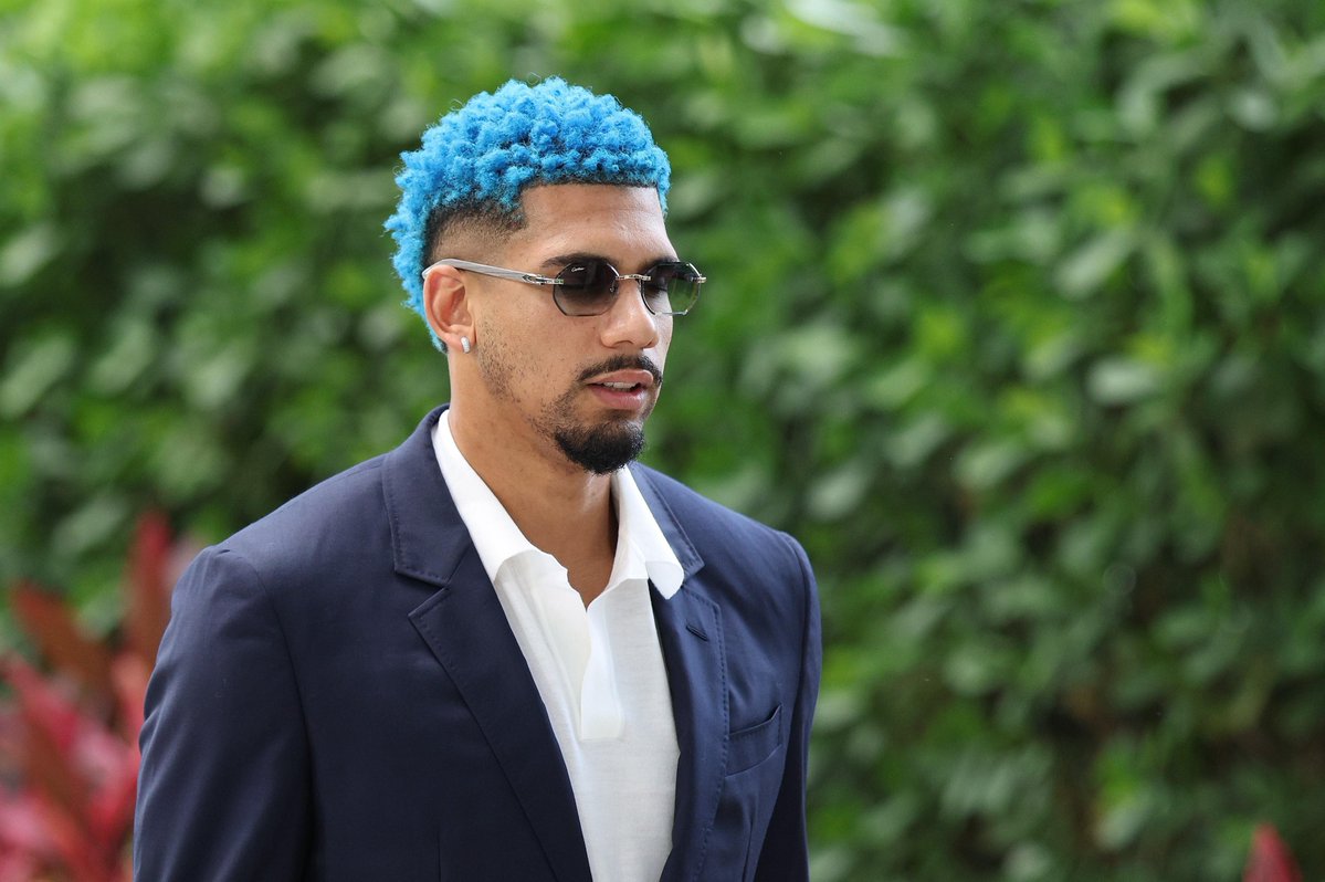 LBLFC_'s tweet photo. Surely he can't be shit walking round with Turquoise hair? Welcome to the Greatest football club in the world, Ronald. https://t.co/6k5C2oZBFm