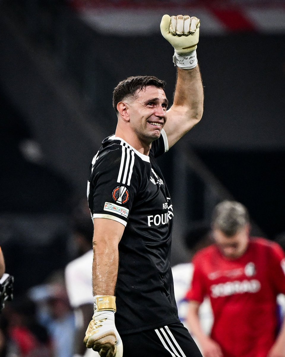 TransferNews's tweet photo. Unai Emery has reportedly convinced Dibu Martínez to stay at Aston Villa, despite the goalkeeper previously being expected to leave before the World Cup.

Emery’s intervention is understood to have changed Martínez’s plans. 🧤 https://t.co/9DPkJ01Dta