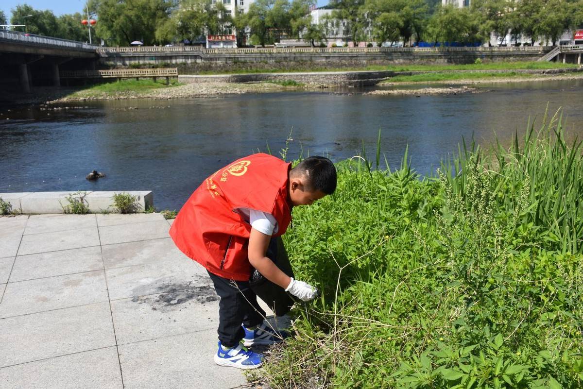 discotopia's tweet photo. Just wrapped 2 days of community clean-up at the city riverbank! Picked up 12 big bags of trash, chatted with local residents, and saw the river water get clearer. Love this warm vibe—small acts make big changes. https://t.co/UFdtEDP4Qc