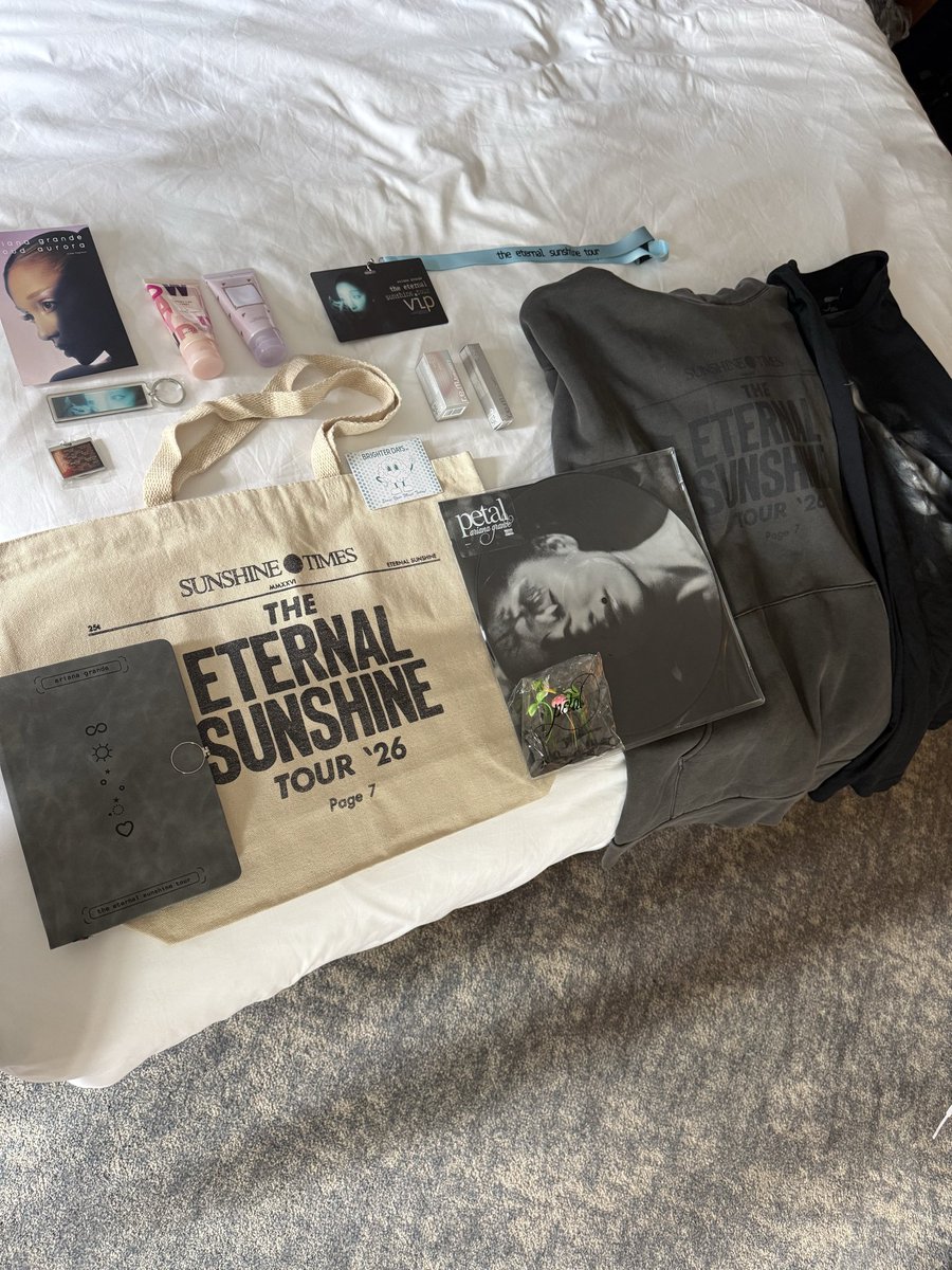 everytimemix's tweet photo. my ari chicago haul<333 #ESTChicago https://t.co/G5yXIe1N8I