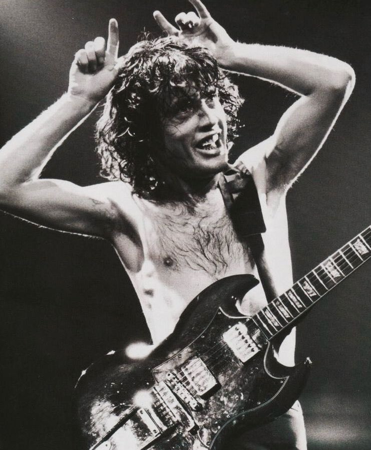 qrpress_'s tweet photo. Angus Young - AC/DC https://t.co/0KdAsoGM2J