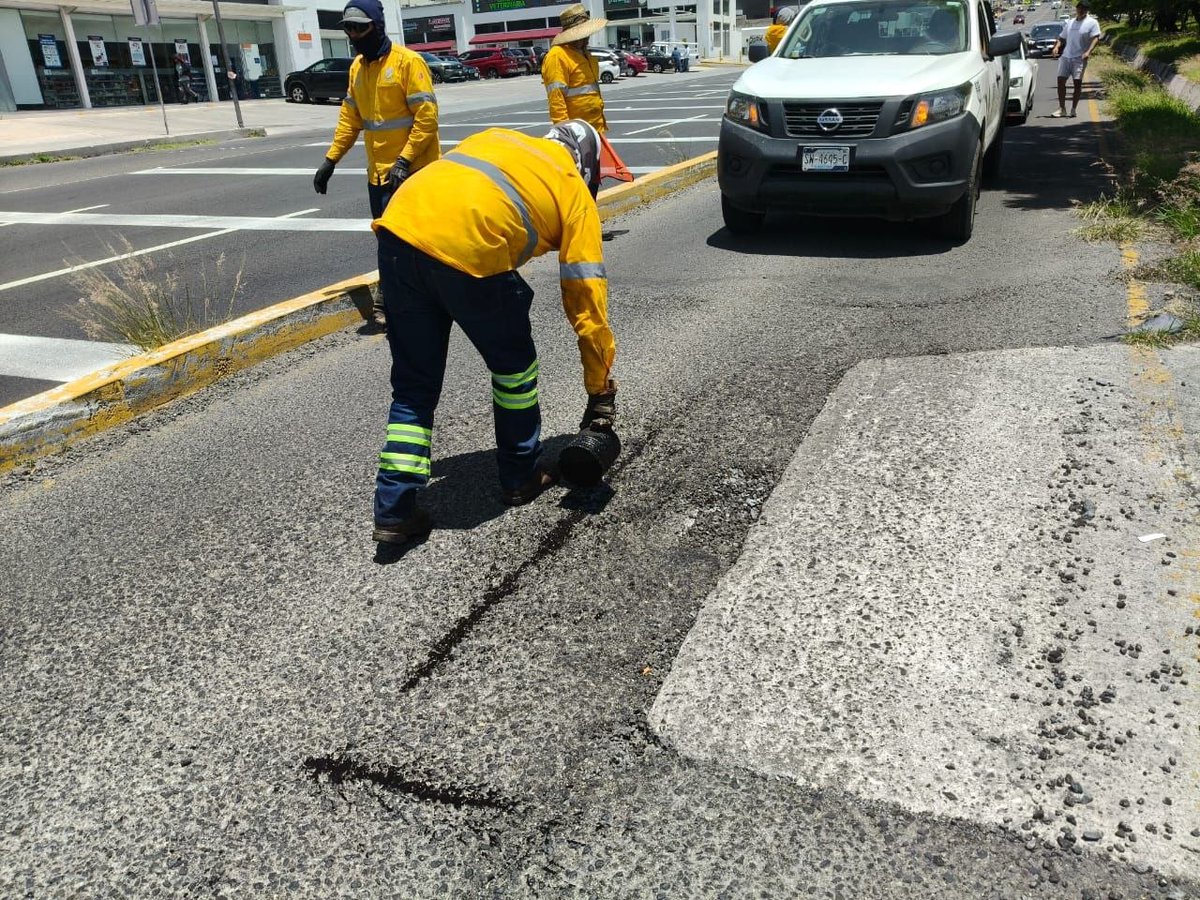 gobqro's tweet photo. Buenas tardes, Daniela. Te comentamos que en seguimiento a tu reporte, la @CEI_Qro ha acudido a reparar la vialidad previamente mencionada.
Agradecemos tu reporte y tu valiosa participación ciudadana; juntas y juntos seguimos transformando nuestro estado. 
¡Seguimos a tus órdenes!