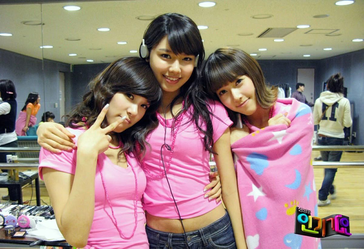 snsdsarchive's tweet photo. girls’ generation backstage at inkigayo for their iconic “gee” performance (2009) https://t.co/ygwsdyTju3