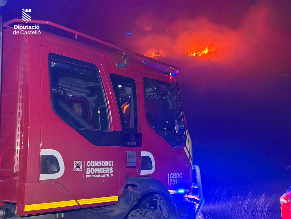 BombersDipcas's tweet photo. Todo el dispositivo movilizado trabaja en el control de los 4 incendios forestales simultáneos en #LaSerraEngarceran #Culla #Tirig y #Salsadella. 

📸 #IFSierraEngarceran https://t.co/T4iiVevsSX