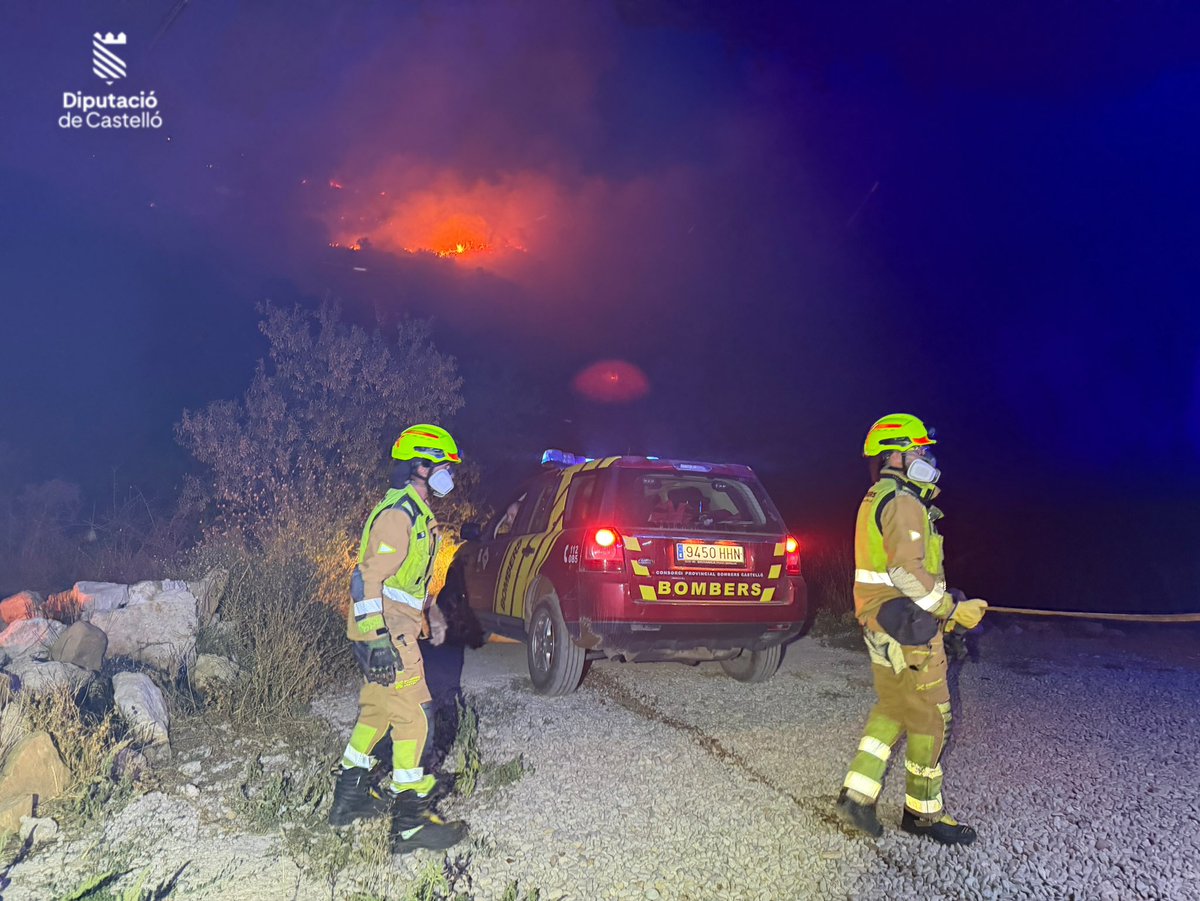 BombersDipcas's tweet photo. Todo el dispositivo movilizado trabaja en el control de los 4 incendios forestales simultáneos en #LaSerraEngarceran #Culla #Tirig y #Salsadella. 

📸 #IFSierraEngarceran https://t.co/T4iiVevsSX