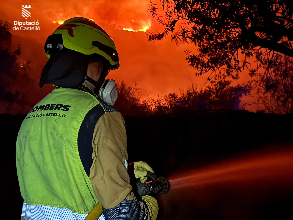 BombersDipcas's tweet photo. Todo el dispositivo movilizado trabaja en el control de los 4 incendios forestales simultáneos en #LaSerraEngarceran #Culla #Tirig y #Salsadella. 

📸 #IFSierraEngarceran https://t.co/T4iiVevsSX