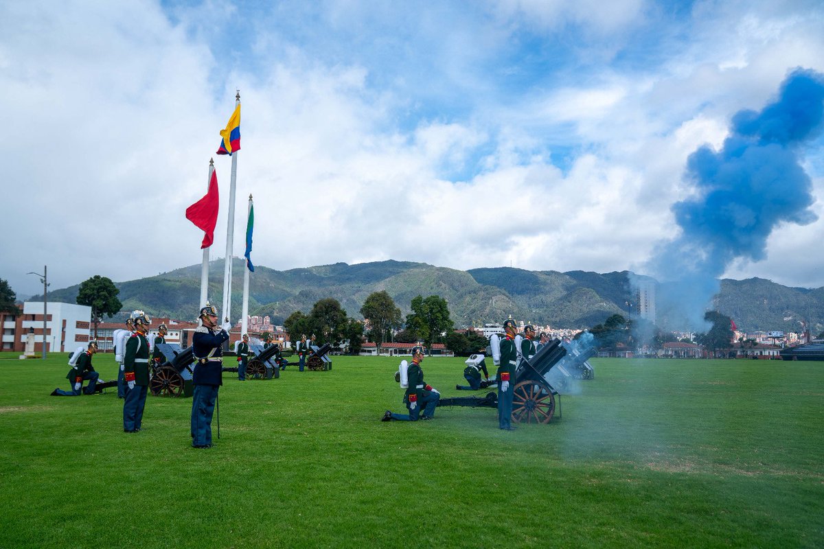 COL_EJERCITO's tweet photo. Con la salva de 21 cañonazos rendimos los honores correspondientes durante la ceremonia de posesión de mando, en un acto solemne que reafirma el compromiso institucional con la Patria y los colombianos.

#PatriaHonorLealtad 
#7DeAgosto https://t.co/j11qFbyg09