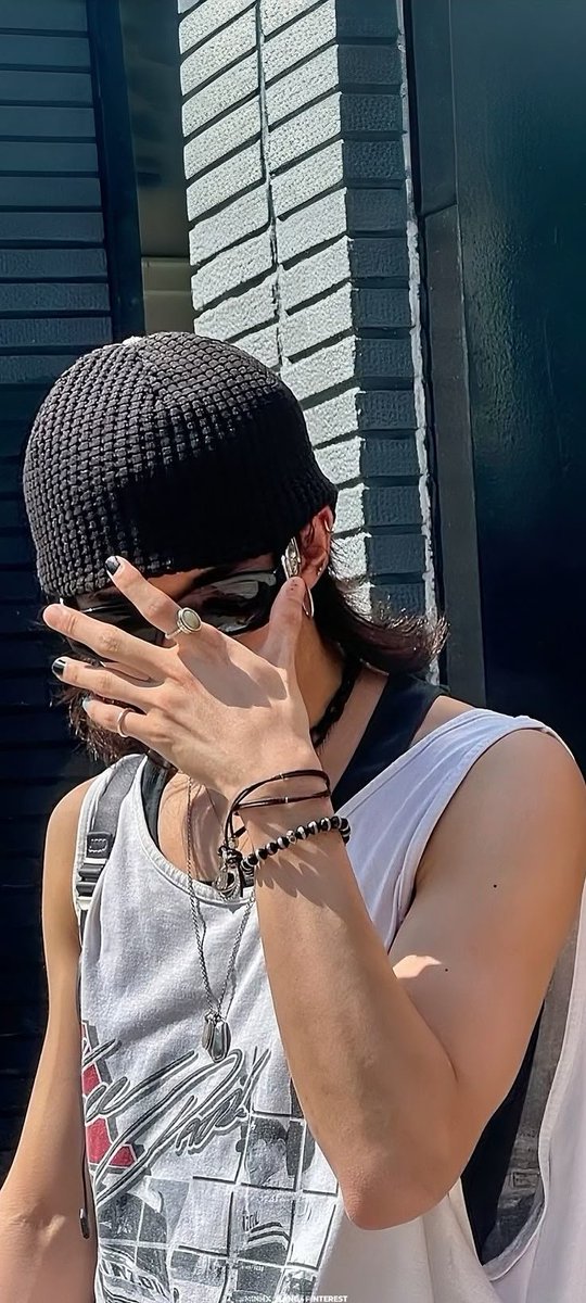 poetasmortoss's tweet photo. ㅤㅤvai ver eu poderia escrever alguma coisa
que mudaria o rumo cruel dessa história 
pra te ter aqui 
vai ver o tempo pare e gire o mundo ao inverso 
e na realidade desses novos versos
eu te veja aqui.          ࣪˖ ✦ https://t.co/PzuVSNPq8G