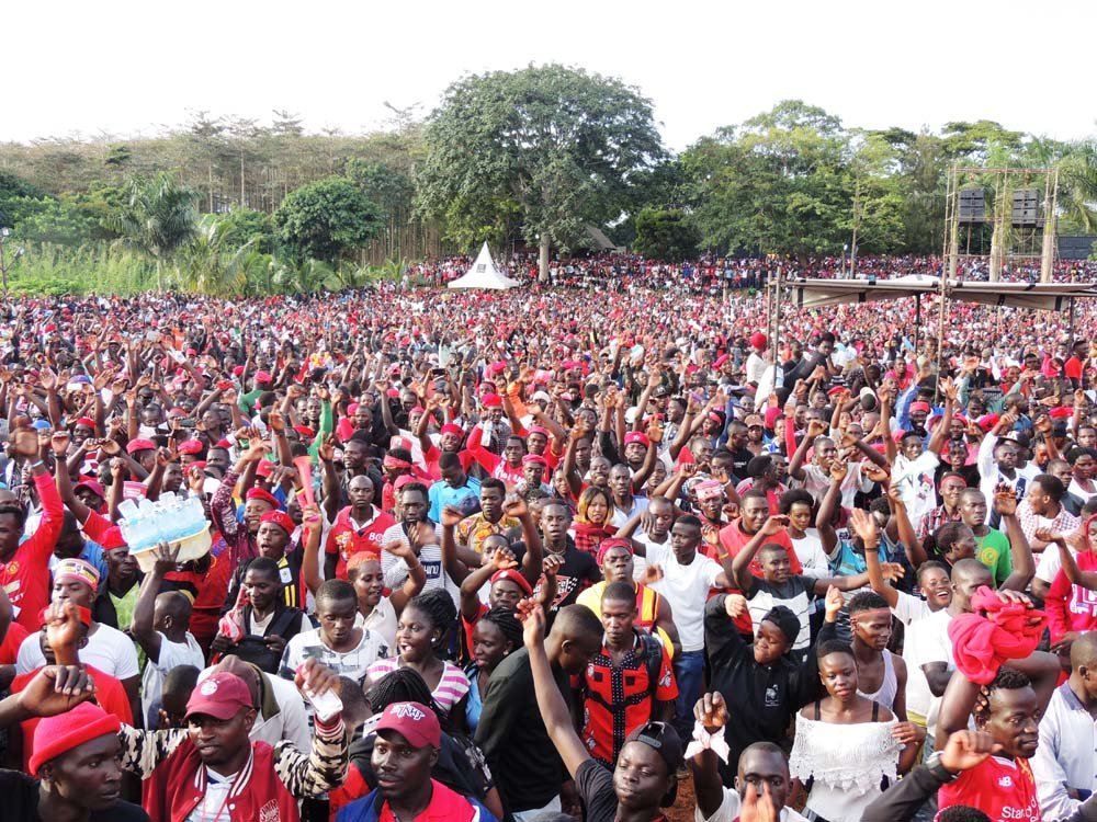 GabrielBuule's tweet photo. As we congratulate Ray G, let everyone know that Kyarenga Concert (Nov 2018) , is Uganda's most attended Concert and this is why; The size of Kololo Airstrip is about 914 by 55 meters and it can only fit about 50,270 people standing or 25,135 sitting and usually organizers just use part of it. One love beach that hosted Kyarenga Concert can accommodate 300,000 and surely, it was more of a stampede. #TweetEnds
📸GabrielBuule (Taken as people were still entering.