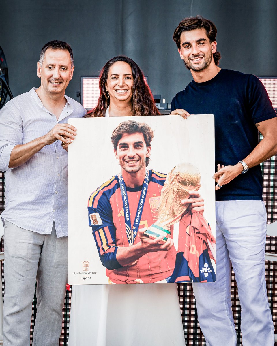 brfootball's tweet photo. Ferran Torres is honored by his hometown Foios, Valencia in his first visit since winning the World Cup 🇪🇸 https://t.co/UoSKQOhDJj