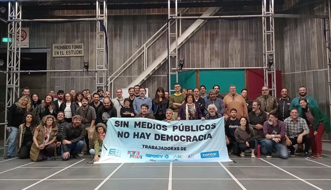 SATSAIDnacional's tweet photo. 🇬🇲 ⚠️ DOS AÑOS DE CONGELAMIENTO SALARIAL: PARO Y OLLA POPULAR EN CONTENIDOS PÚBLICOS

Las trabajadoras y los trabajadores de Encuentro, Paka Paka, DeporTV y Animar Mocap cumplen dos años de vaciamiento, desguace y congelamiento salarial en contenidos públicos.

💪 Frente a esta situación, anunciaron un paro de 24 horas y una olla popular para este martes 11 de agosto, frente a la sede de APESAU.

📺 SIN TRABAJADORES NO HAY MEDIOS PÚBLICOS.
📢 SIN MEDIOS PÚBLICOS NO HAY DEMOCRACIA.

Leé la nota completa acá👇

🔗 https://t.co/vvslaW8st5