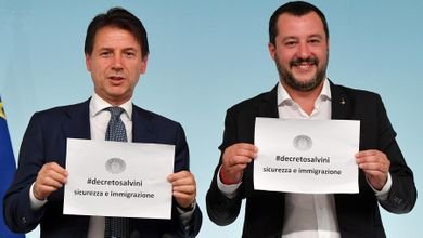 GianGianpi's tweet photo. Quando sento #Conte parlare di #immigrazione mi viene naturale non prenderlo sul serio. Sopratutto pensando a quando era presidente del Consiglio che con Salvini fecero una conferenza stampa a Palazzo Chigi in cui entrambi mostravano con vanto un cartello sui #DecretiSicurezza https://t.co/SaaRnvjFpR