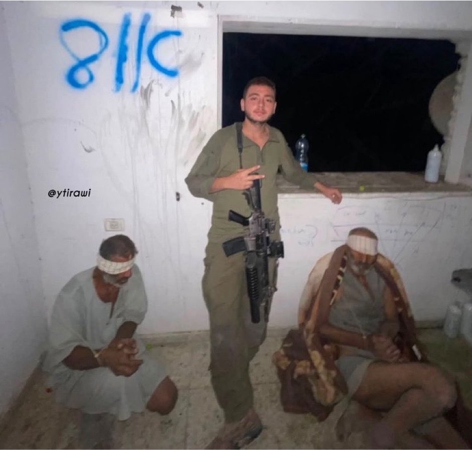Abu_Salah9's tweet photo. صدمة تاريخية

تسريب صورة مروعة لمُسنين فلسطينين تم اعتقالهم على يد جنود من الجيش الاسرائيلي عام 2024 ثم استخدامهم كدروع بشرية 

تم إعدامهم بدم بارد في نهاية الأمر !!!!

صورة يجب أن يراها العالم أجمع https://t.co/C8bJQX7zNp