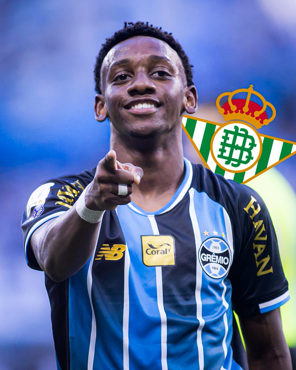 GremioInfo_'s tweet photo. 🚨 Real Betis sonda Gabriel Mec, mas a negociação não avançará por imbróglio jurídico do Grêmio com o Fisco espanhol.

​Tricolor descarta uma transferência de atletas para a Espanha devido ao risco elevado de retenção de valores pelo Fisco, que cobra impostos relacionados à venda de Arthur ao Barcelona, em 2018. Os valores originais eram de R$ 35 milhões e, agora, há mais juros. 

​O clube contratou advogados no país para discutir o tema na esfera jurídica, mas há pessimismo quanto à possibilidade de uma decisão favorável.

​O Villarreal, outra equipe espanhola, enviou olheiros para acompanhar o jovem em uma partida na Arena no primeiro semestre, mas não avançou nas conversas.

​🗞 @saimonrb (GZH) 
📸 Maxi Franzoi