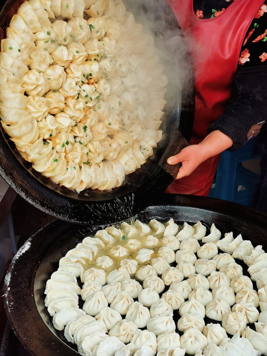 Raj01699174's tweet photo. Late night snack run hits different. Warm gyoza + cold beer = perfect end to the quiet night at the tiny street-side eatery. https://t.co/kzKniYZ0ta