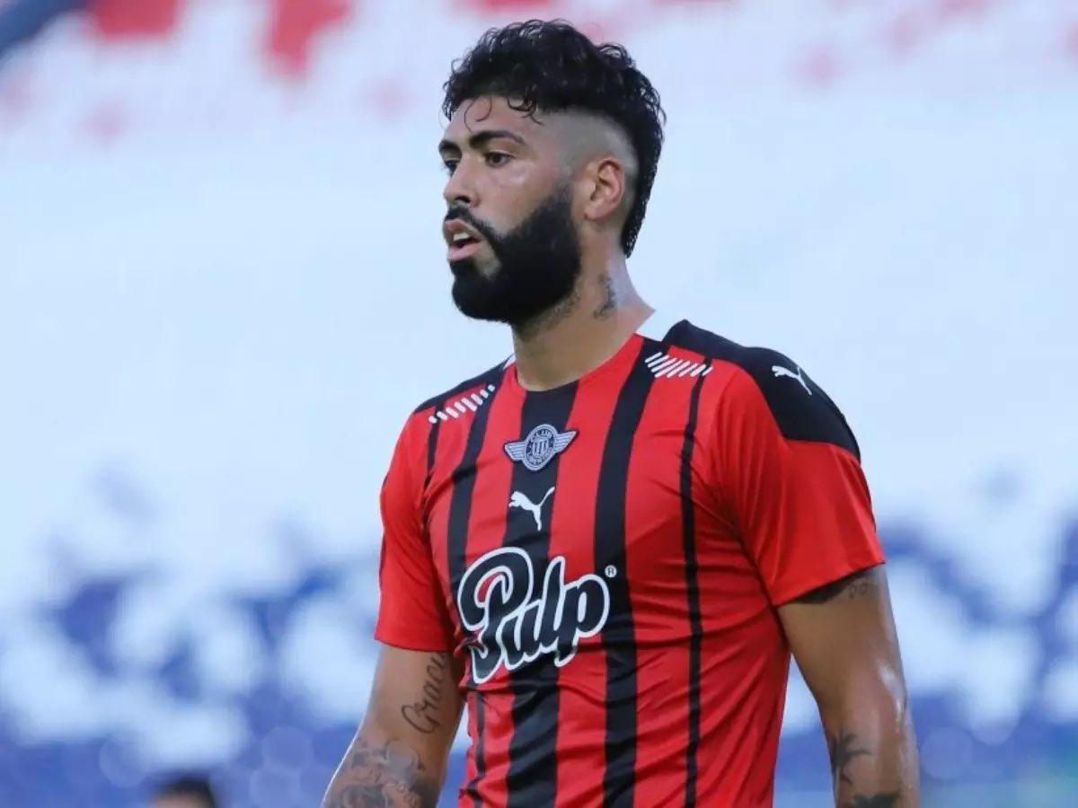 camisasetebfr's tweet photo. Os dois tinha contrato acabando e podia sair:

Um ficou inventando desculpas pra não renovar e ainda disse precisava ser valorizado! 

O outro entendeu o momento que o clube passava msm assim não quis ouvir ngm, renovou e ficou eternizado pra galeria de ídolos do Botafogo! https://t.co/BwyaB24Rpa