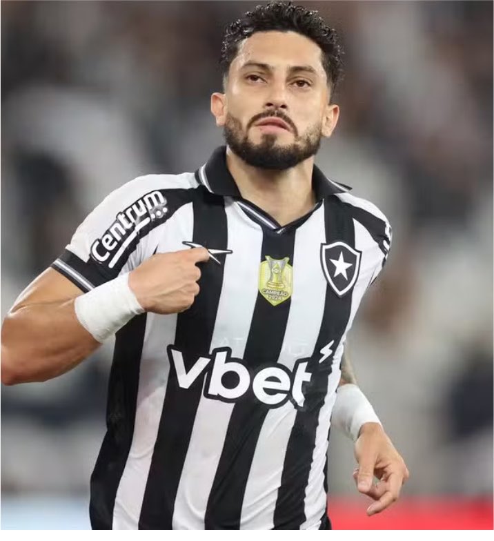 camisasetebfr's tweet photo. Os dois tinha contrato acabando e podia sair:

Um ficou inventando desculpas pra não renovar e ainda disse precisava ser valorizado! 

O outro entendeu o momento que o clube passava msm assim não quis ouvir ngm, renovou e ficou eternizado pra galeria de ídolos do Botafogo! https://t.co/BwyaB24Rpa