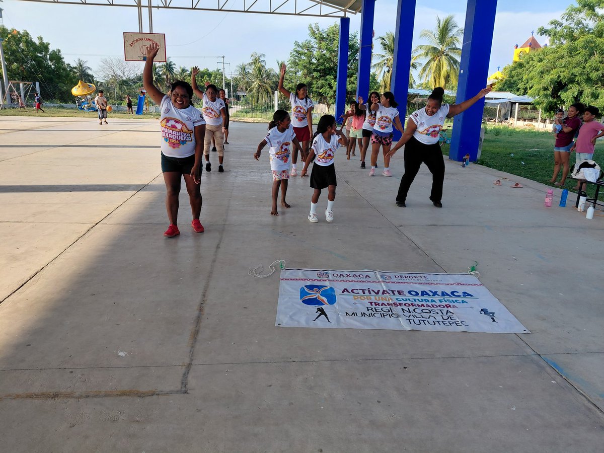 VickyBernal23_'s tweet photo. #activateoaxaca  de @DEPORTE_GobOax @SanVillalobo_S en Charco Redondo #VilladeTututepec  activación física Lunes y Viernes 4:30 y San Marquitos Bolibol Miércoles y Viernes 6:00
Comunidades #Afromexicanas comunidades vulnerables @FundacionAHHO @FundacionAHH @alfredoharphelu https://t.co/Y5fbJwLXSS