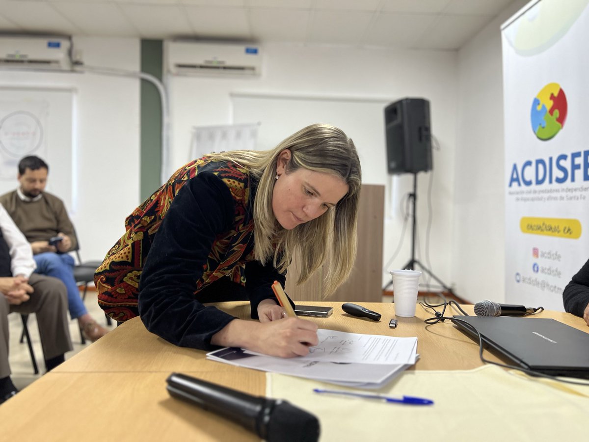 carentepp's tweet photo. Hoy compartimos un encuentro muy importante con el colectivo de la discapacidad en Reconquista y firmamos un compromiso público para seguir trabajando, de manera colectiva, por los derechos de las personas con discapacidad.

Sabemos que la emergencia en discapacidad vence en diciembre y que ahí tenemos una parada muy importante. Por eso asumimos el compromiso de seguir construyendo, junto a quienes sostienen esta lucha todos los días, las respuestas que hacen falta para que ningún derecho quede en el camino 🇦🇷