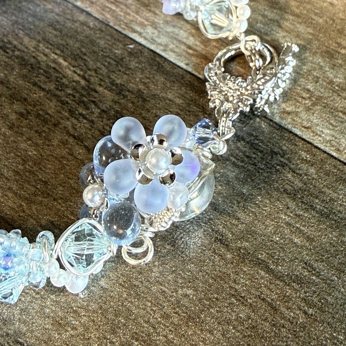 Yorunone_magic's tweet photo. 花硝子の君は、
朝露を集めるのが好きだった。

だから晴れた日の朝は、
花びらが少しだけ重たそうに見える。

君は、
宝物が増えたと言って笑うのだけれど。

#ヨルノネ
#ハンドメイドアクセサリー
#チューブクロッシェ https://t.co/c2LWdqXXqv