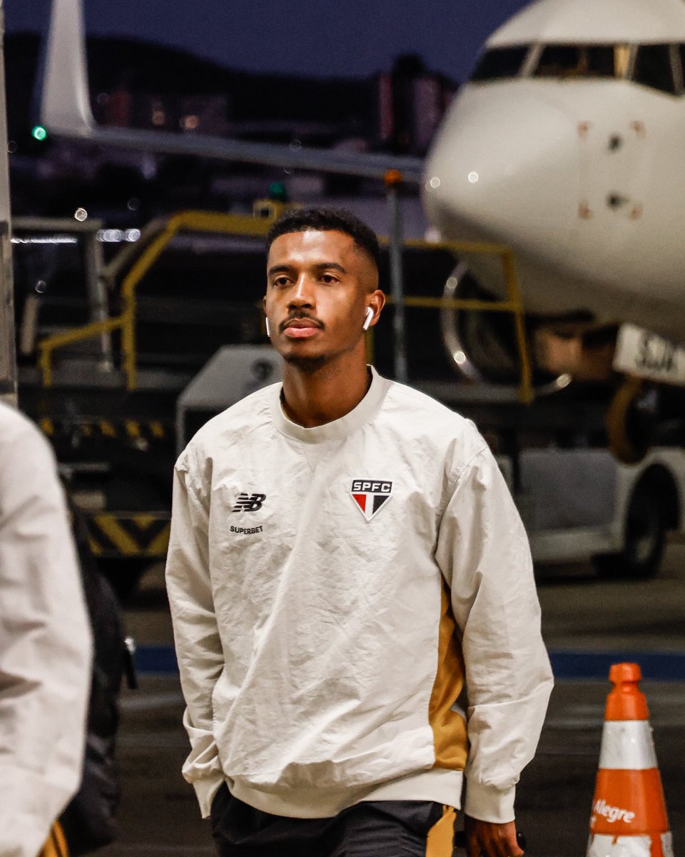 SaoPauloFC's tweet photo. 🛬 A delegação desembarcou em Porto Alegre para o duelo com o Grêmio pelo Brasileirão!

#VamosSãoPaulo 🇾🇪

📸 Rubens Chiri / São Paulo FC https://t.co/1CXxe0rLlf