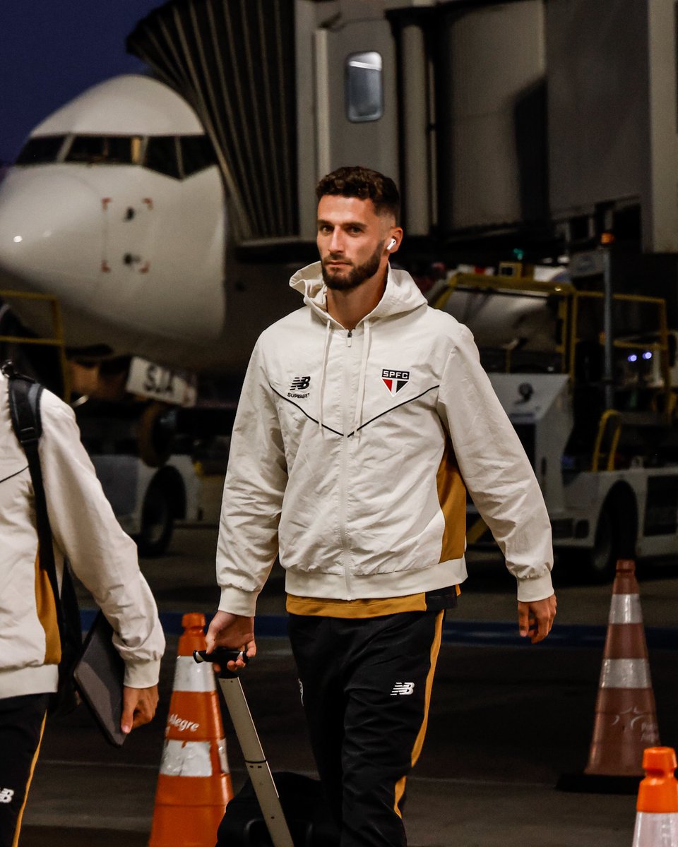 SaoPauloFC's tweet photo. 🛬 A delegação desembarcou em Porto Alegre para o duelo com o Grêmio pelo Brasileirão!

#VamosSãoPaulo 🇾🇪

📸 Rubens Chiri / São Paulo FC https://t.co/1CXxe0rLlf