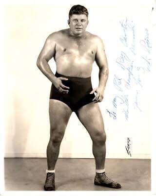 TigerLlittle's tweet photo. さて、仁王の様な大男、ディック・リール（DICK RAINES）と千ドルの懸賞試合に遭遇したマス東郷は、遠征前に毎日千回練習をして体に染みついた"目突きと金蹴り"がとっさ出たのではないでしょうか？窮鼠猫を噛む、だと推察します。 https://t.co/sVNyOXBKPt